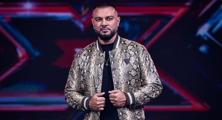 Gáspár Laci átadott egy vécét Pécelen