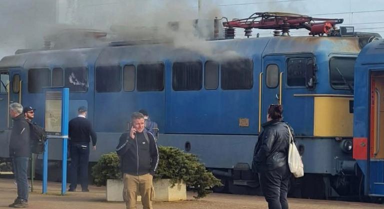 Vitézy Dávid egy füstölő mozdonyról posztolt, Lázár János jutott róla eszébe