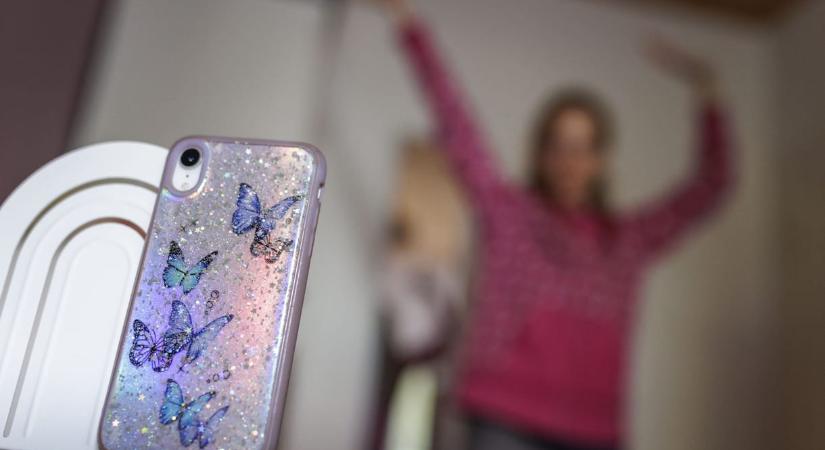 "Mindenki fent van" – Mit tehet egy szülő, ha kiskamasz gyereke tiktokozni akar?
