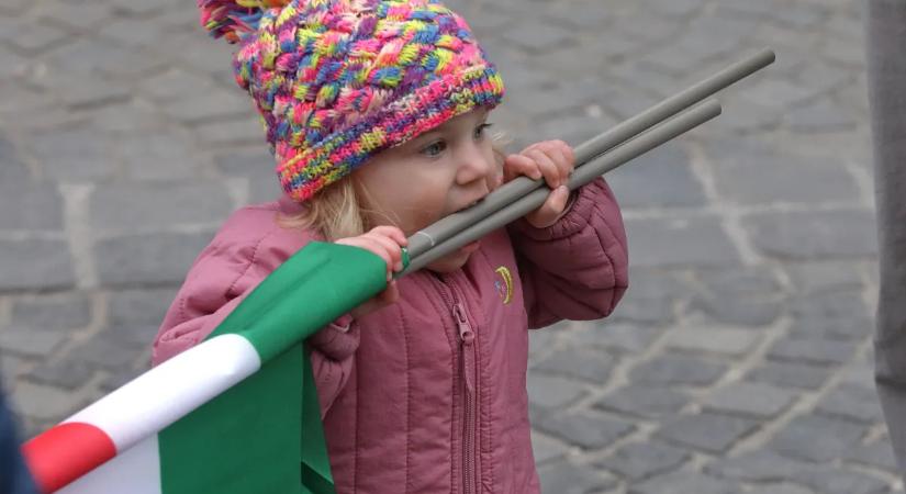 Országjárás: Lelkes gyermekek lengették a magyar zászlót - Galéria