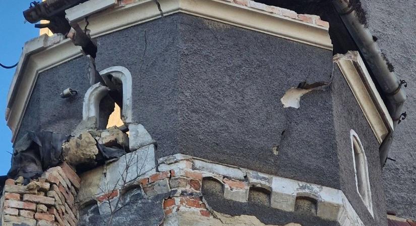 Veszélyessé vált toronyrészt bontottak le a hajmáskéri Katona-kastélynál (galéria)