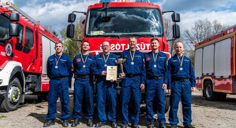 Erre a hat komáromi tűzoltóra most az egész ország büszke lehet