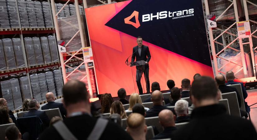 Új logisztikai központot adtak át Szikszón