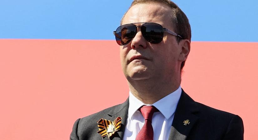 Dmitrij Medvegyev szerkesztette a középiskolásoknak készült orosz társadalomismeret-tankönyveket