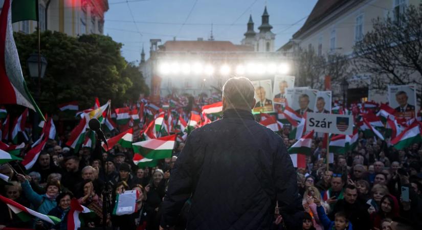 Olyan sokan gyűltek össze Székesfehérváron, hogy a tiszásoknak már nem maradt hely