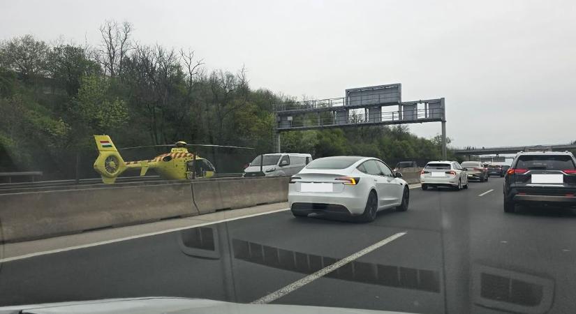 Mentőhelikopter szállt le az M7-esen (helyszíni fotók)