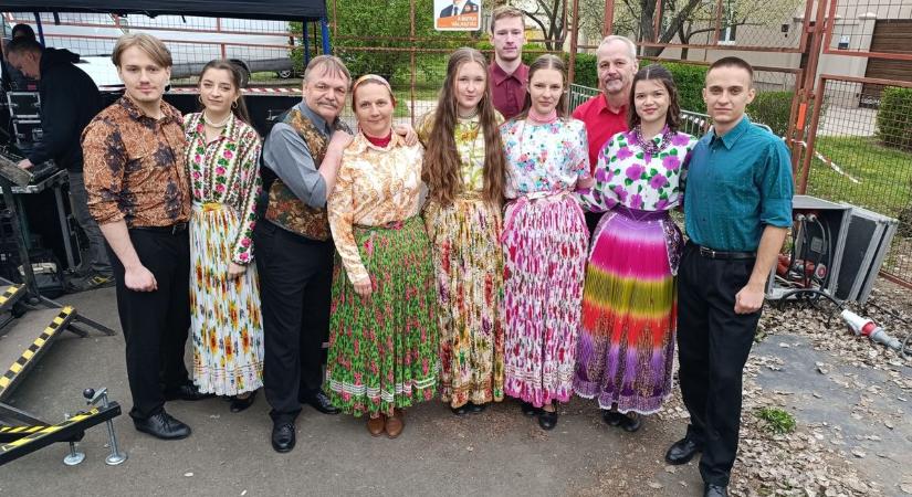 Muzsika, tánc és pörkölt a hagyományőrzés jegyében: így ünnepeltek a makói romák – galéria, videó