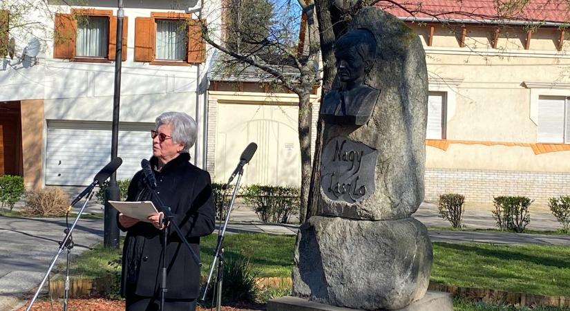 Vers, emlék és tisztelet: Nagy László előtt hajtottak fejet a költészet napján Kecskeméten  fotók