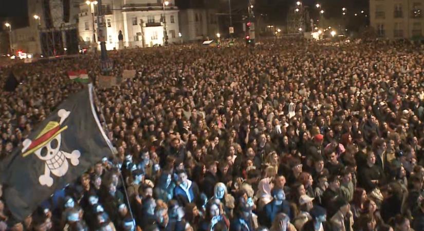 „Ez a Fidesz búcsúbulija!” – Történelmi tömeg a Hősök terén, százezrek követik élőben a Rendszerbontó Nagykoncertet