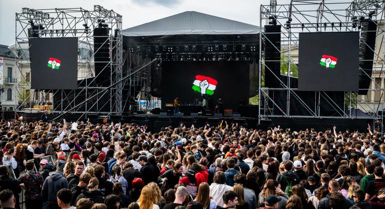 A Hősök rappere a nemi szervét fogdosva üzent Gulyás Gergelynek: A herémet rárakom a fejére - Kövesse az Indexen a Polgári Ellenállás mozgalom eseményét, amelyen több mint negyven előadó lép fel