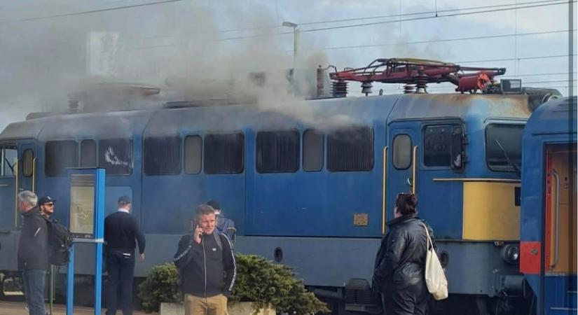 Elfüstölt egy mozdony délután a Szajoli állomáson, de késő estére helyreállhat a menetrend