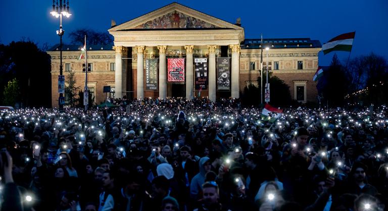 Rendszerbontó koncert: „Ez egy üzenet, hogy le kell váltani végre a Gucci–Ferrari-kalifátus ál-elitjét”