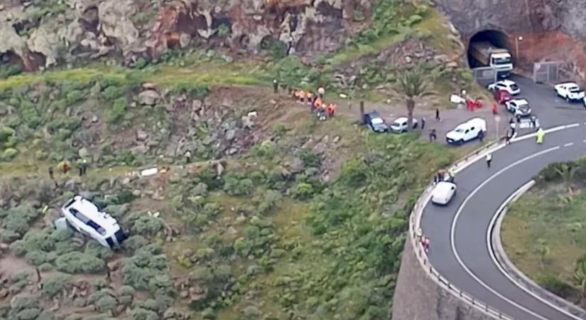 Tragikus buszbaleset: szakadékba zuhant egy turistákkal teli busz