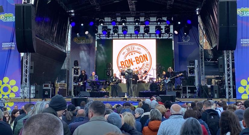 Fergeteges volt a hangulat a péntek esti Szerencsekoncerten, ezrek énekelték együtt a slágereket Nyíregyháza főterén (fotók, videók)