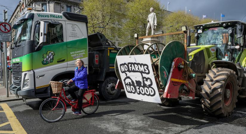 Az üzemanyagárak emelkedése miatt tüntető írek utakat és kikötőket zárnak le, amitől persze tovább emelkednek az üzemanyagárak