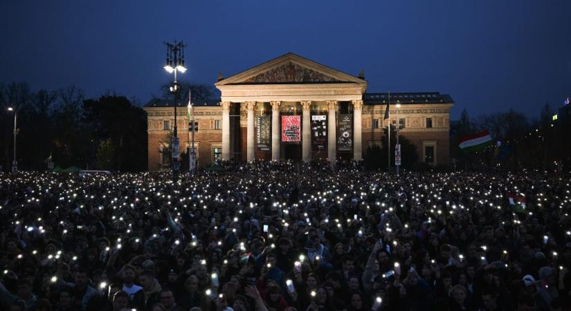 A fiatal Orbánra válaszul jön a „Ruszkik haza!”