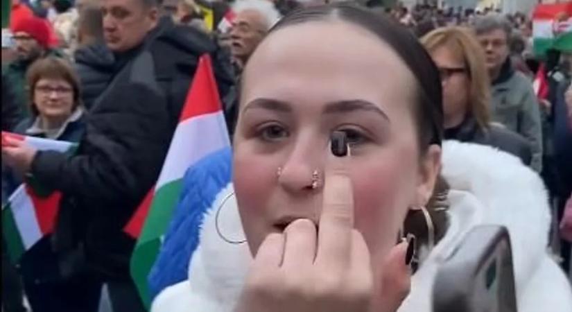 Így gyalázzák az idős embereket a felhergelt, ittas tiszások - videó