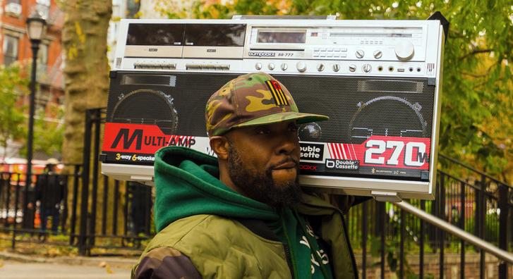 Nosztalgia teljes hangerőn, újra divatba jött a vállon hordozható magnó