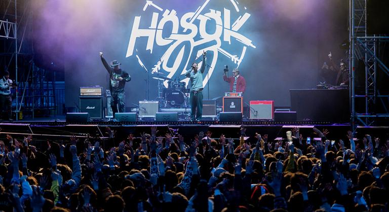 Botrány a színpadon, a Hősök rappere a nemi szervét fogdosva üzent Gulyás Gergelynek: A herémet rárakom a fejére