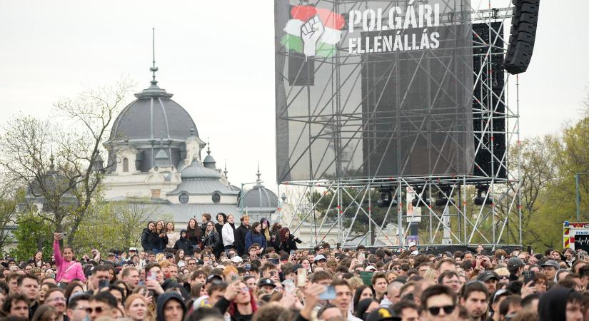 Korábban a Fideszt éltette a Rendszerbontó nagykoncert fellépője, hiba csúszott a szervezés gépezetébe?
