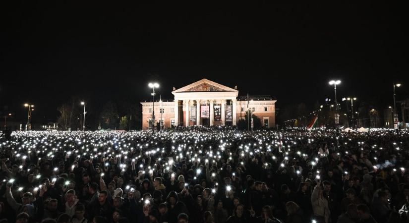 Mintha csökkenne a tömeg a Rendszerbontó Nagykoncerten