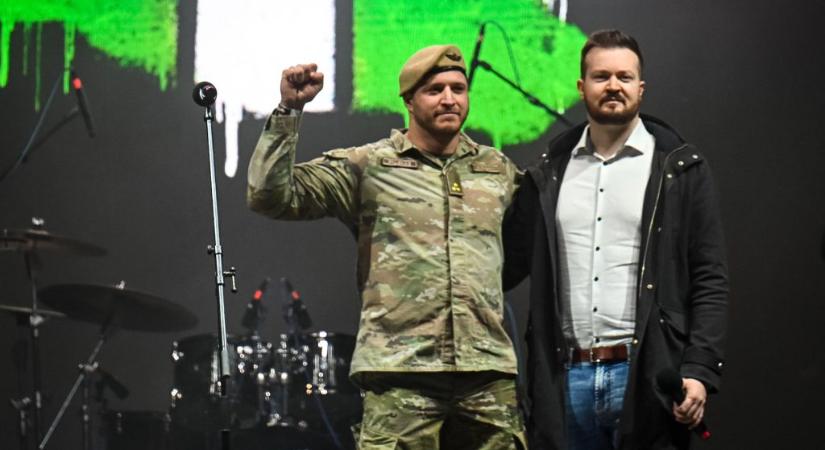 „Nem számít, mi volt a parancs, soha többé vodka narancs!” – Puzsér Róbert a színpadon