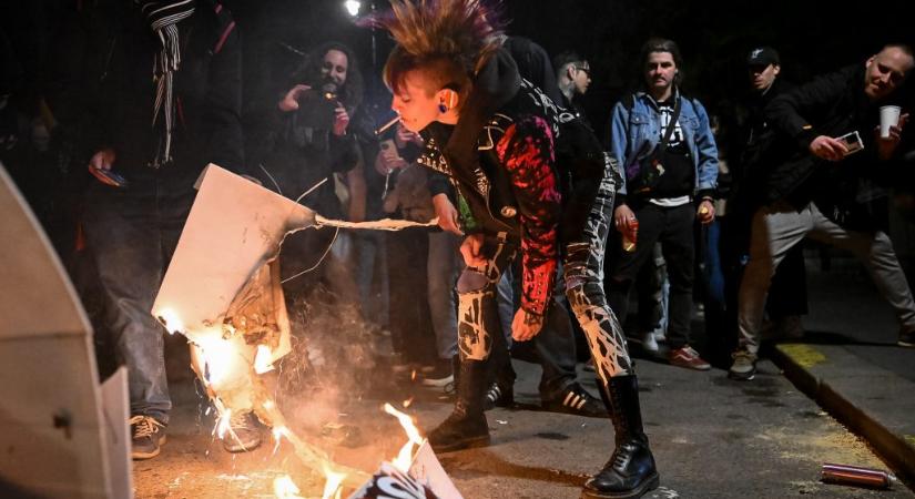 Zebrák, hős századosok és plakátégetés – a Rendszerbontó Nagykoncert képekben