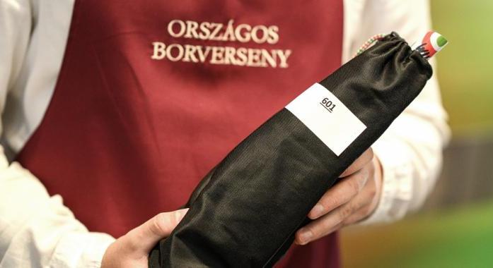 Focilegenda, popsztár, divattervező is részt vesz az év Nagyközönség Borának bírálatában