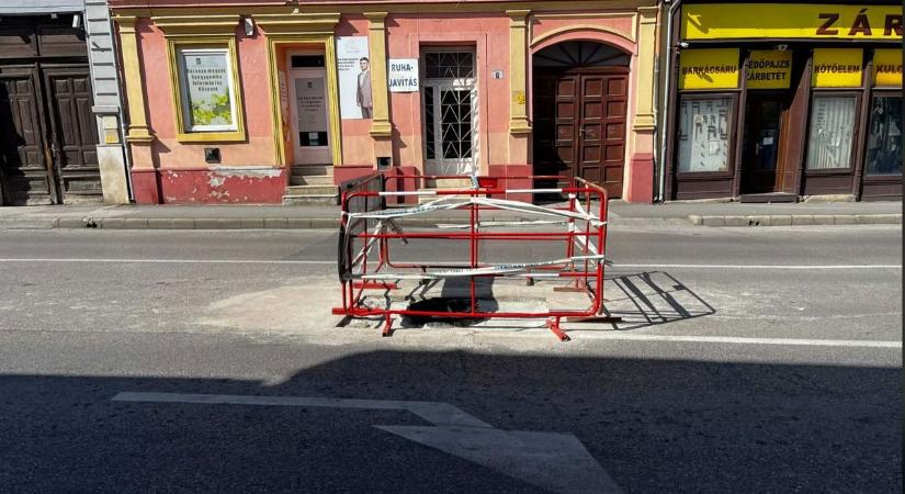 Egyre dühösebbek az autósok: körbekerített aknafedők bénítják a forgalmat Pécsen