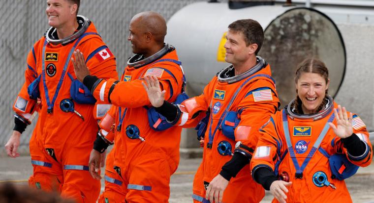 Sikeresen hazatértek az Artemis II űrhajósai a Hold megkerülése után