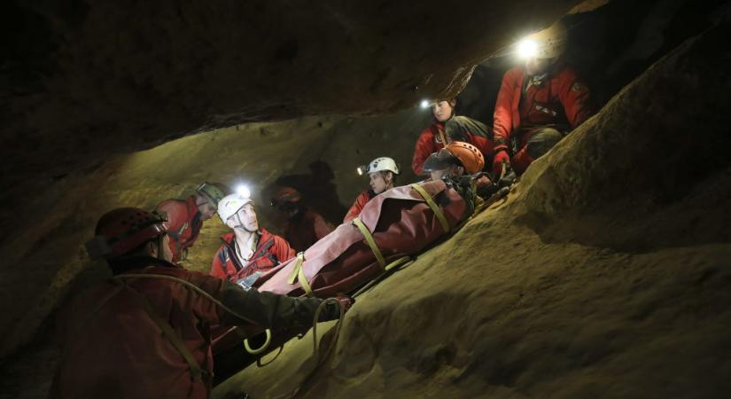 Ötvenhat éves sérült túrázót mentettek a föld mélyéből