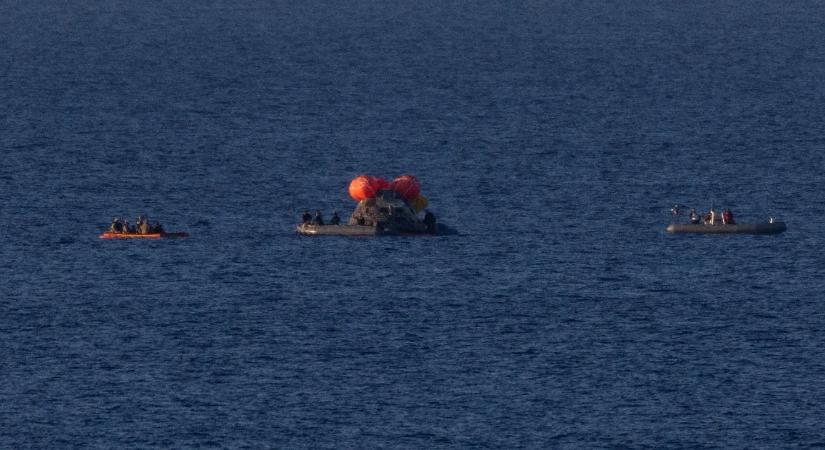 Történelmi űrutazás után sikeresen visszatért a Földre az Artemis-2 legénysége