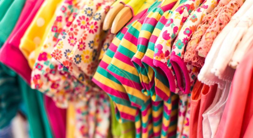 Óriási veszélyt rejthetnek az olcsó gyerekruhák