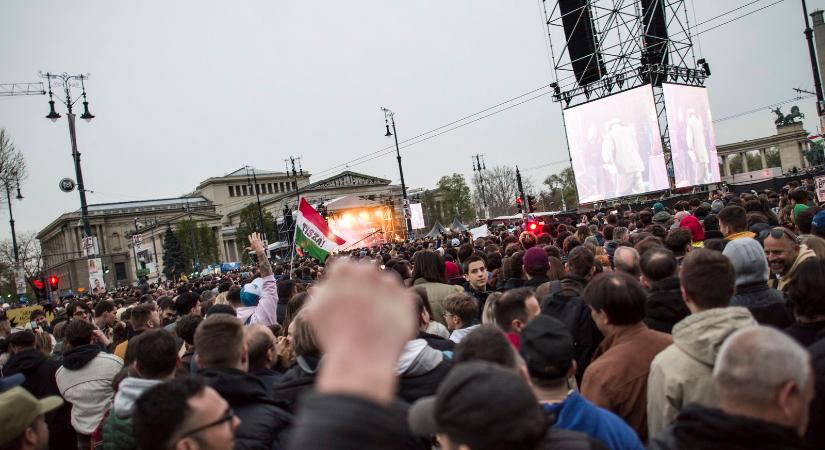 Megdöbbentek a külföldiek Rendszerbontó Nagykoncerttől, felkerült az internetre a véleményük
