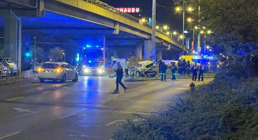 Lezuhant egy autó a felüljáróról a halálos balesetben a Göncz Árpád városközpontnál
