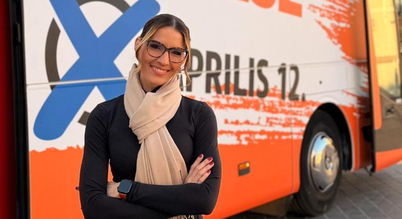 Kampányzáró: Déri Stefi is Orbán Viktorral utazik a kampánybuszon