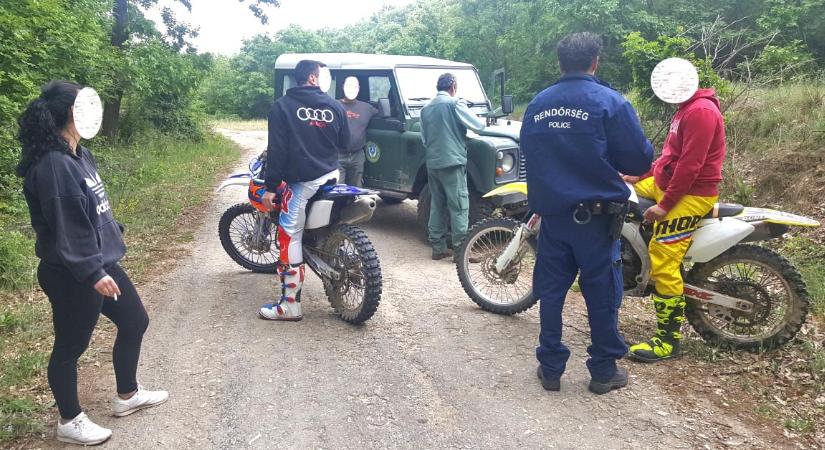 Olvasói: „Senki ne motorozzon ezen a részen – nyakmagasságban kötelet feszítettek ki!”