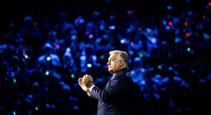 Hoppá: Orbán Viktor ezzel a busszal járja ma az országot