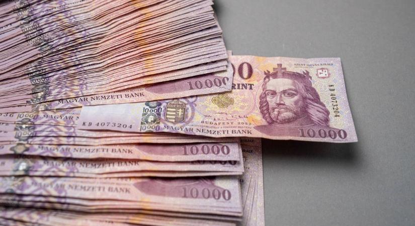 Mutatjuk mennyit lehet keresni évente a lottó főnyeremény hozamán ha befektetjük – csak úgy röpködtek a számok