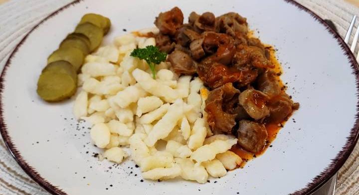 Klasszikus zúzapörkölt sűrű szafttal: a lassú főzés a titka