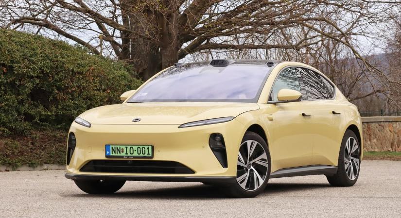 Ide a percek alatt cserélhető aksikkal! Teszten a Nio elektromos szedánja és SUV-ja