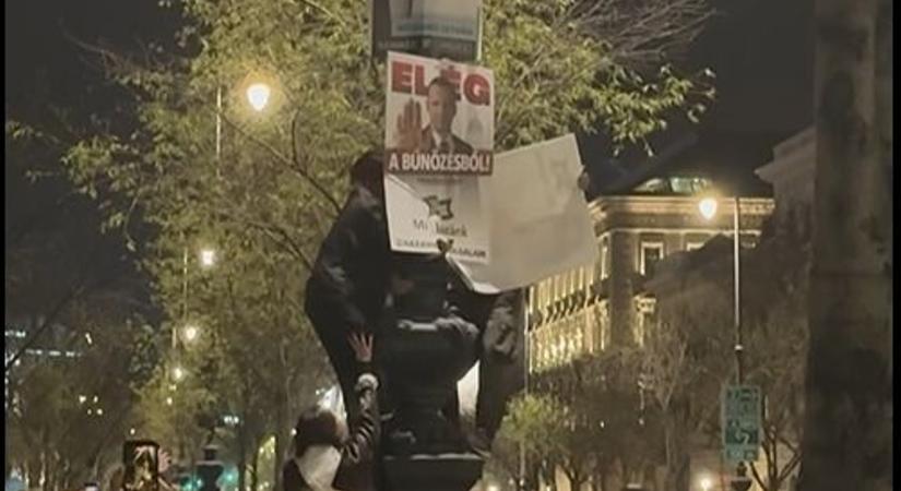 Elszabadult a pokol a Rendszerbontó Nagykoncert után: plakátokat rongáltak, gyújtogattak a fiatalok