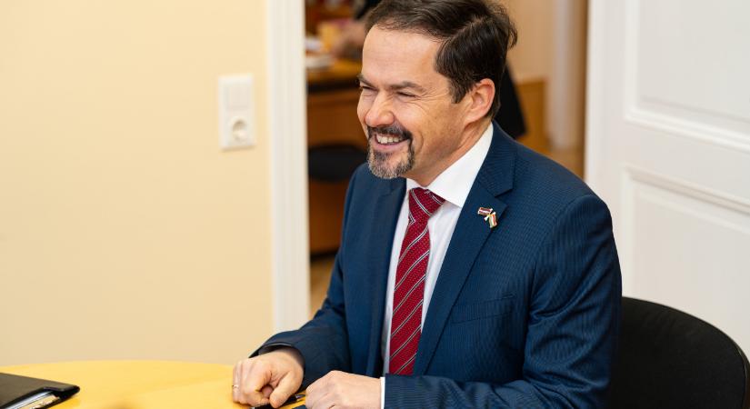 Rigai magyar nagykövet: „Nem híd vagyunk Kelet és Nyugat között, hanem hídfő a nyugati parton. Nem Moszkvába mennek egyetemre a gyerekeink, hanem Berlinbe, Párizsba”