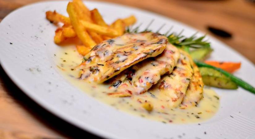 Tárkonyos csirke krémes szósszal: gyors egyserpenyős fogást mutatunk