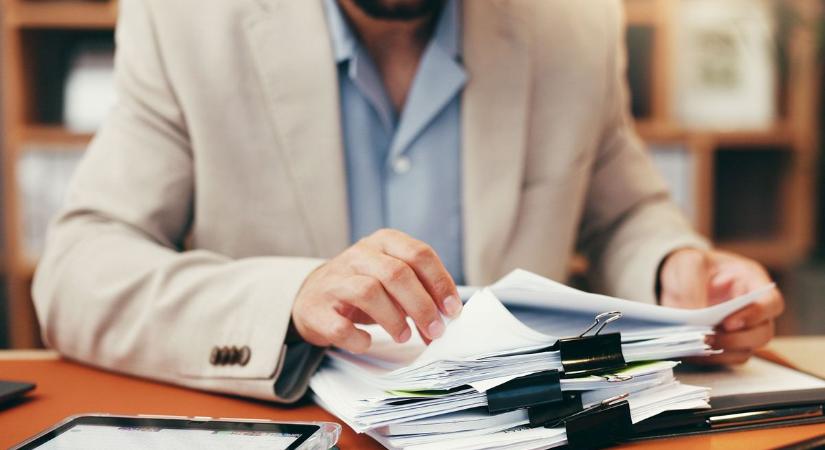 Gajda Attila hallgat, pedig egyre súlyosabb kérdések merülnek fel