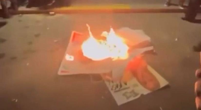 Rendszerbontó nagykoncert: a heremutogatás után fideszes választási plakátokat égettek a Magyar Pétert támogató fiatalok (VIDEÓ)