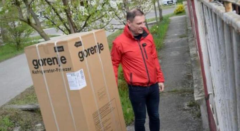 Krumpli helyett hűtő? Tuzson Bence maxra csavarta a kampányhajrát
