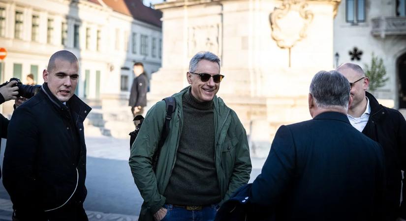 Elrajtolt a kampánybusz – Lázár János a fedélzeten