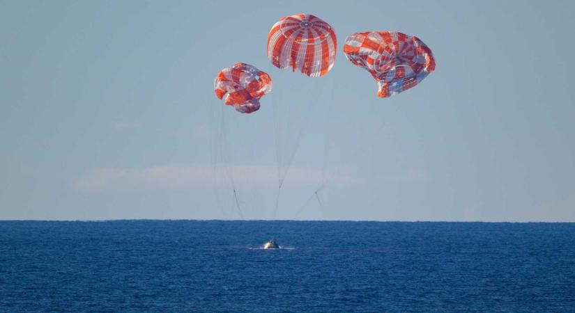 Sikeresen landolt a Holdat megkerülő űrkabin és legénysége: a hangsebesség 35-szörösével száguldottak