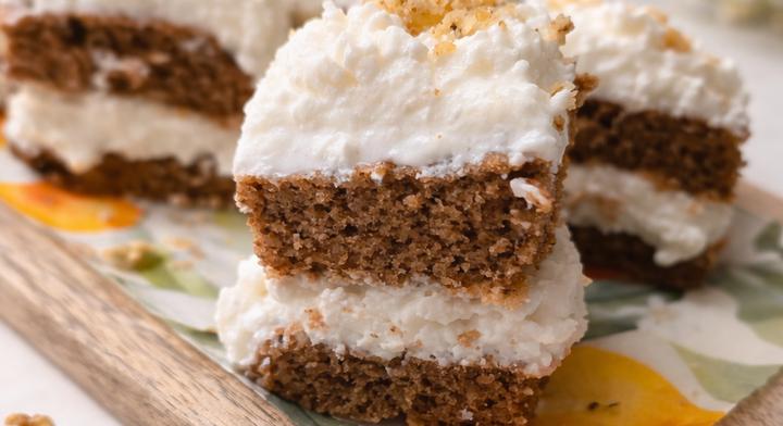 Krémes túrós-diós szelet: puha piskótán gazdag töltelék